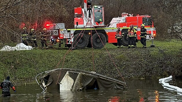 V pražské ulici Roztocká zasahovali hasiči u potopené lodi ve Vltavě. (10. prosince 2024)