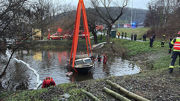 V pražské ulici Roztocká zasahovali hasiči u potopené lodi ve Vltavě. (10. prosince 2024)