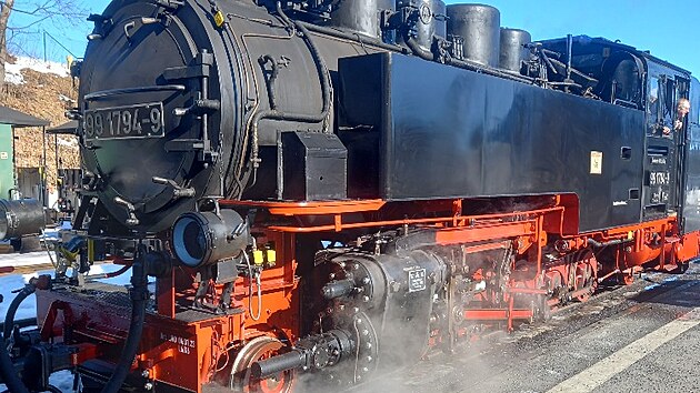 K saské pyramidě je možné dojet i vlakem úzkokolejky.