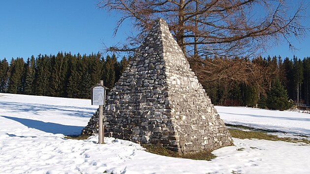 Pyramida vystavěná z poctivé krušnohorské žuly stojí ve vesničce Kretscham-Rothensehma.