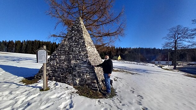 Pyramida vystavěná z poctivé krušnohorské žuly stojí ve vesničce Kretscham-Rothensehma.