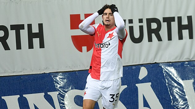Matěj Jurásek ze Slavie smutní po zahozené šanci.