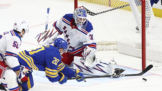 Jiří Kulich z Buffala v šanci před brankářem Igorem Šestjorkinem z New York Rangers..