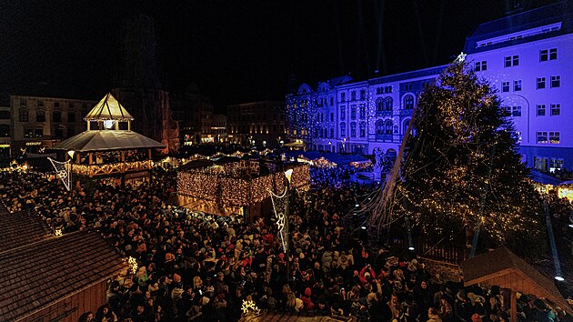 Olomoucké vánoční trhy si lze letos prohlédnout také ze dvou vyhlídek (snímek ze zahájení).
