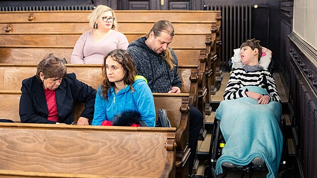 Olomoucký okresní soud se zabývá kauzou chlapce, který před 14 lety utrpěl krvácení do mozku a zůstal těžce postižený. Podle rodiny ho v porodnici sestra upustila.