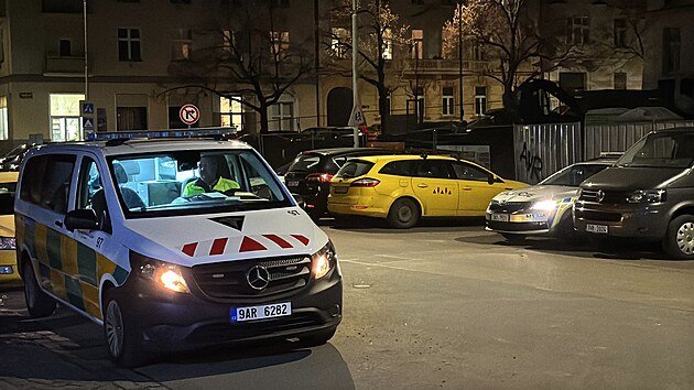 Pražské policisty zalarmoval dělník, který na Nedvědově náměstí v centru města našel hrob s kosterními pozůstatky. (17. prosince 2024)