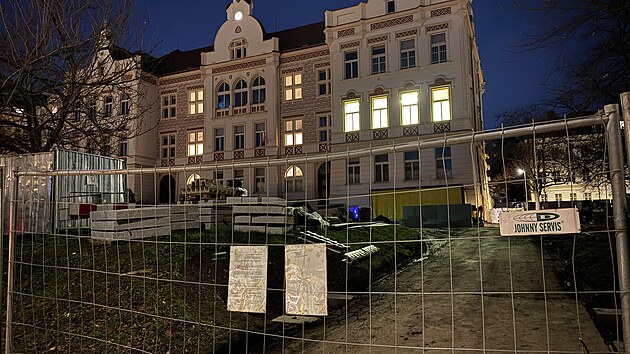 Pražské policisty zalarmoval dělník, který na Nedvědově náměstí v centru města našel hrob s kosterními pozůstatky. (17. prosince 2024)