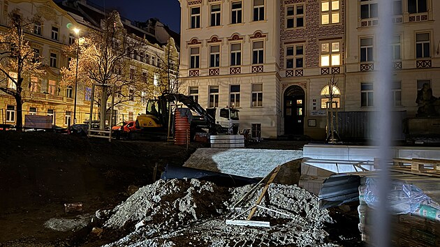 Pražské policisty zalarmoval dělník, který na Nedvědově náměstí v centru města našel hrob s kosterními pozůstatky. (17. prosince 2024)