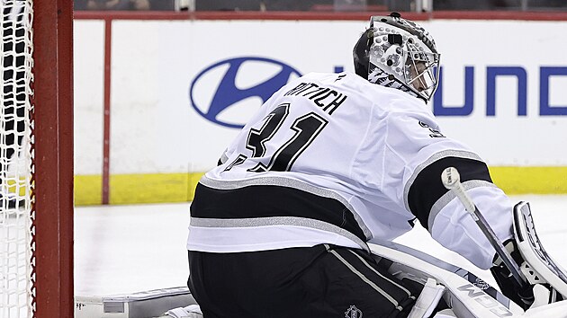 David Rittich z Los Angeles Kings právě inkasoval.