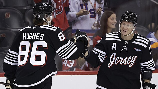 Jack Hughes (86) a Ondřej Palát slaví gól New Jersey Devils.