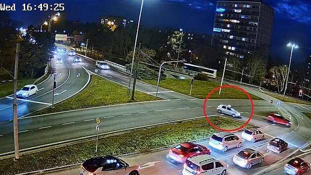 Policisté hledají řidiče vozu, který jel ve směru od Pardubic a pokračoval Střeleckou ulicí k přechodu pro chodce, kde se stala nehoda. (4. prosince 2024)