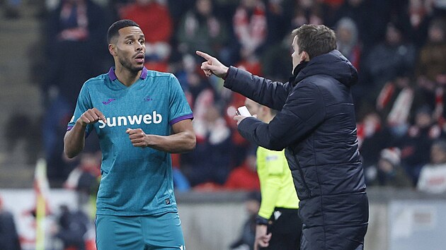 Mathias Zanka Jörgensen z Anderlechtu v přerušené hře diskutuje s trenérem.