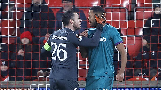 Brankář a kapitán Coline Coosemans se pokouší uklidnit rozhozeného Mathiase...
