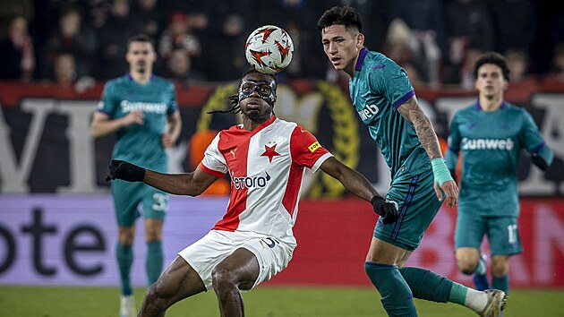 Slávistický obránce Igoh Ogbu v akci během střetnutí s Anderlechtem.