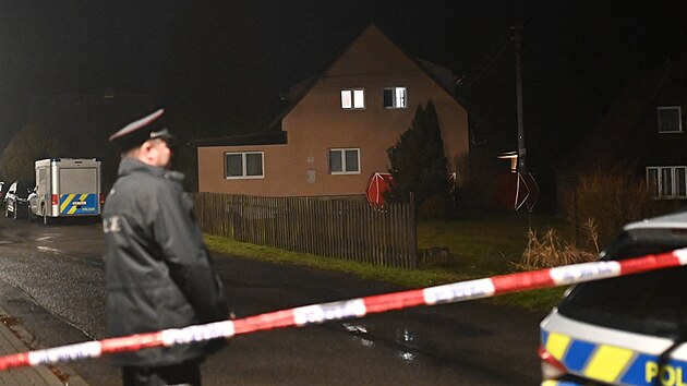 Před domem, kde mělo dojít k tragédii stála kolem půl šesté večer policejní auta, venku i vevnitř se pohybovali policisté a aktivně něco vyšetřovali. Chvíli před tím z místa odjelo auto koronera. (20. prosince 2024)