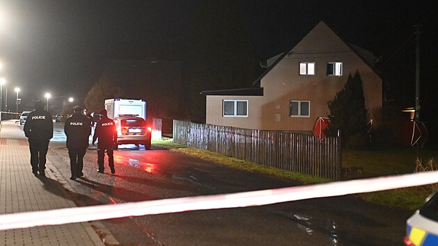 Před domem, kde mělo dojít k tragédii stála kolem půl šesté večer policejní auta, venku i vevnitř se pohybovali policisté a aktivně něco vyšetřovali. Chvíli před tím z místa odjelo auto koronera. (20. prosince 2024)