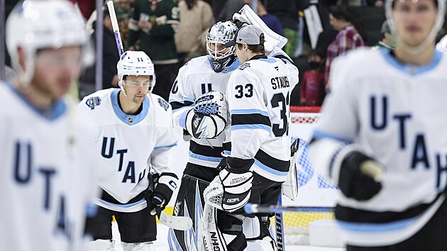Brankář Karel Vejmelka z Utah Hockey Club přijímá gratulaci od parťáka Jaxsona Staubera po zápase s Minnesota Wild.