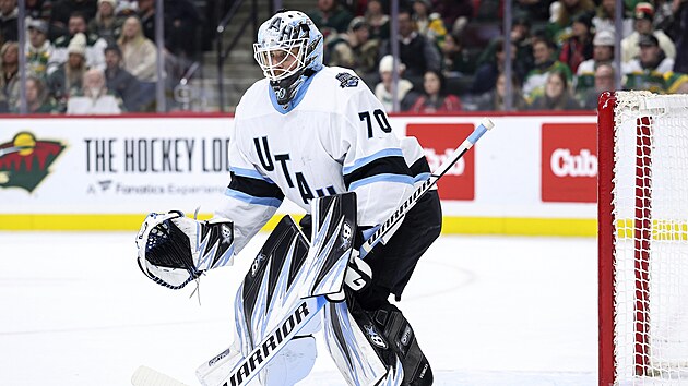 Brankář Karel Vejmelka z Utah Hockey v zápase s Minnesota Wild.