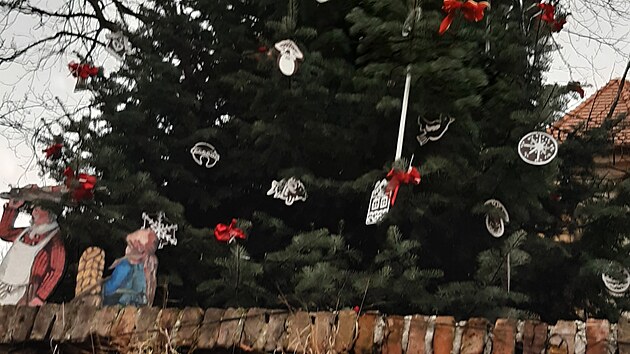 Hostouň. Před kostelem svatého Bartoloměje v Hostouni stojí nazdobený vánoční strom. Několik set metrů od kostela stojí rodinný dům. Také jeho branku zdobí adventní věnec. Právě odsud se vloni vydal nejmasovější vrah novodobých českých dějin.