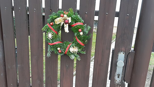 Hostouň. Před kostelem svatého Bartoloměje v Hostouni stojí nazdobený vánoční strom. Několik set metrů od kostela stojí rodinný dům. Také jeho branku zdobí adventní věnec. Právě odsud se vloni vydal nejmasovější vrah novodobých českých dějin.