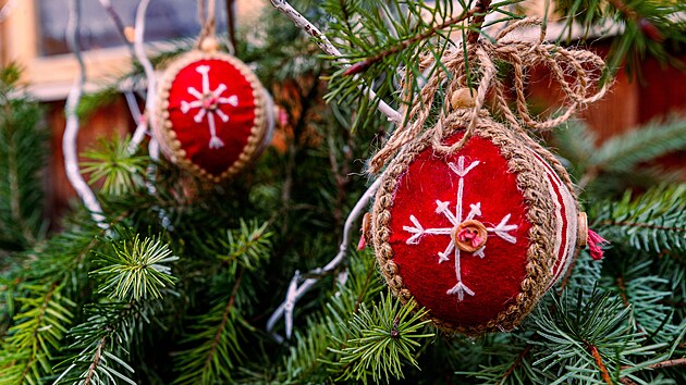 Světelné ozdoby ve tvaru zvířat i vánoční dekorace s vůní jehličí a punče lákají zájemce na sváteční prohlídku zoologické zahrady na Svatém Kopečku.