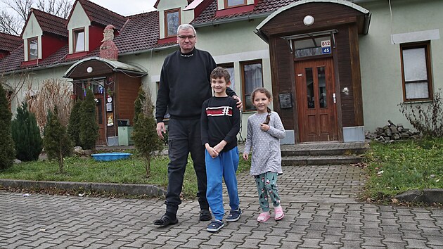 Vesnička soužití v Ostravě funguje od roku 2002. Stanislav Šopla se svými dětmi Jasmínou a Sebastiánem tam bydlí pět let.