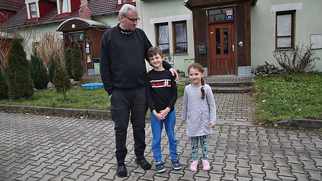 Vesnička soužití v Ostravě funguje od roku 2002. Stanislav Šopla se svými dětmi Jasmínou a Sebastiánem tam bydlí pět let.