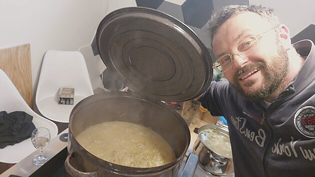 Do vaření a následného rozdávání polévky kolemjdoucím se trojice žďárských nadšenců vrhne letos již potřetí.