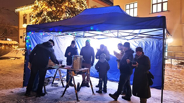 Stánek s polévkou bude opět umístěn pod vánočním stromem na žďárském náměstí. Pokrmy jsou zdarma, přijít si pro ten svůj může kdokoliv.