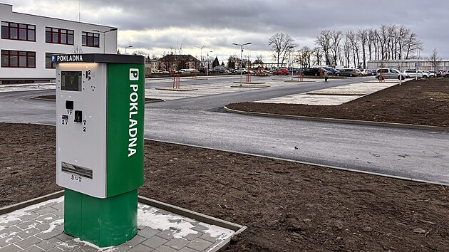 Plnohodnotné stálé parkovací plochy se vsakovací zámkovou dlažbou a kompletním mobiliářem jsou za pavilonem PUIP. Řidiči se k nim dostanou příjezdem z ulic Rantířovská a U Cvičiště.