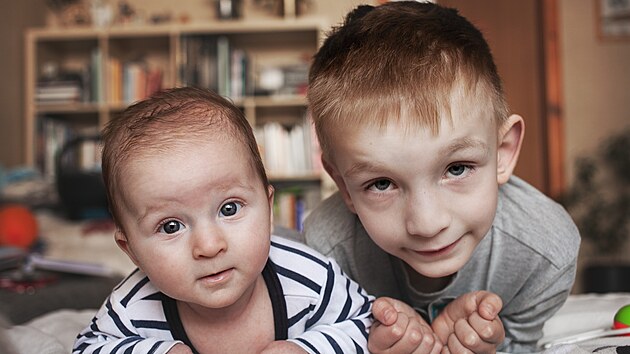Matěj Křižka ze Zlína trpí vzácnou nemocí a hledá dárce kostní dřeně. Na snímku s malým bráškou Jáchymem.