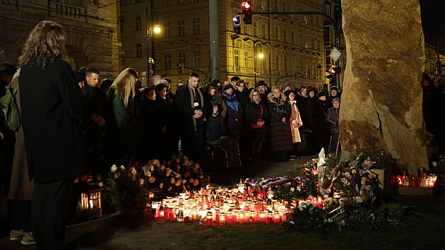 Minutou ticha začal na náměstí Jana Palacha v centru Prahy pietní akt k uctění památky obětí loňské střelby na Filozofické fakultě Univerzity Karlovy. (21. prosince 2024)