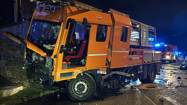 U Strašnic bourala dvě osobní vozidla s nákladním, na místě je pět zraněných. (21. prosince 2024)