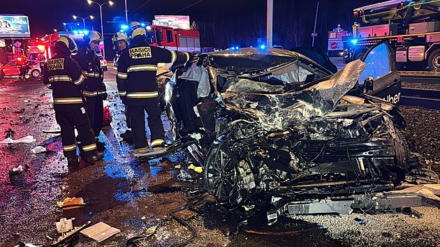 U Strašnic bourala dvě osobní vozidla s nákladním, na místě je pět zraněných. (21. prosince 2024)