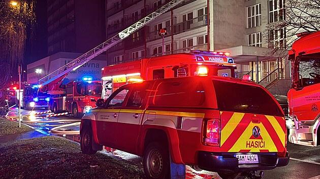 Pražští hasiči a záchranáři zasahovali dnes po 01:00 u požáru ubytovny v Hloubětíně. (23. prosince 2024)
