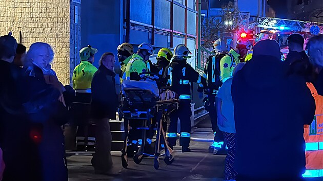 Pražští hasiči a záchranáři zasahovali pondělí po 01:00 u požáru ubytovny v Hloubětíně. (23. prosince 2024)