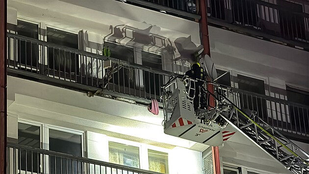 Pražští hasiči a záchranáři zasahovali pondělí po 01:00 u požáru ubytovny v Hloubětíně. (23. prosince 2024)