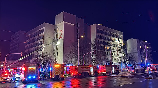 Pražští hasiči a záchranáři zasahovali pondělí po 01:00 u požáru ubytovny v Hloubětíně. (23. prosince 2024)