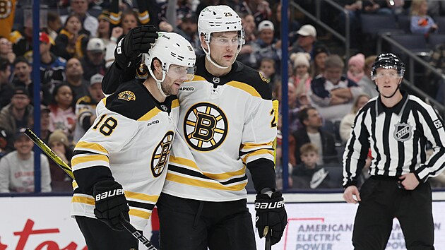 Pavel Zacha po vstřelení branky přijímá gratulace od Brandona Carla.