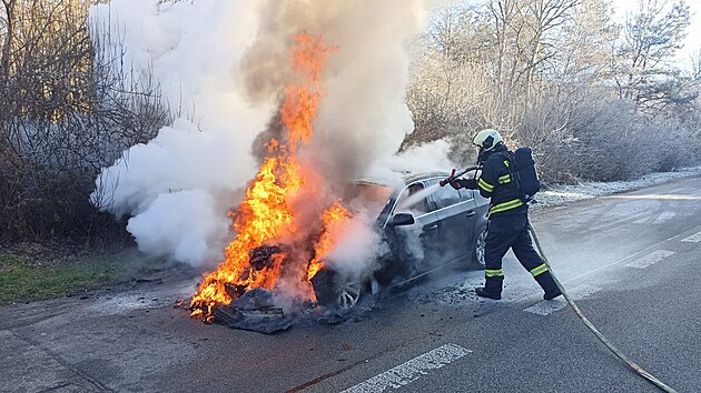 U Děbolína na Jindřichohradecku hořelo BMW. Požár vypukl za jízdy.