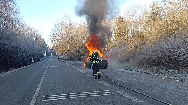 U Děbolína na Jindřichohradecku hořelo BMW. Požár vypukl za jízdy.