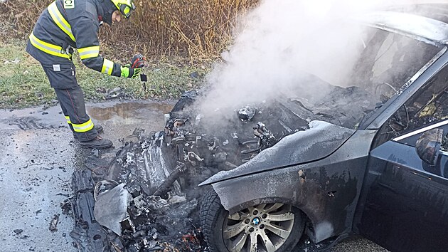 U Děbolína na Jindřichohradecku hořelo BMW. Požár vypukl za jízdy.