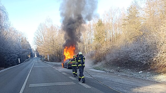 U Děbolína na Jindřichohradecku hořelo BMW. Požár vypukl za jízdy.