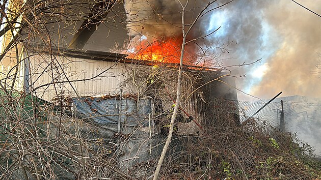 Pražští hasiči zasahovali u požáru provizorního přístřešku v ulici Vltavanů. (22. prosince 2024)