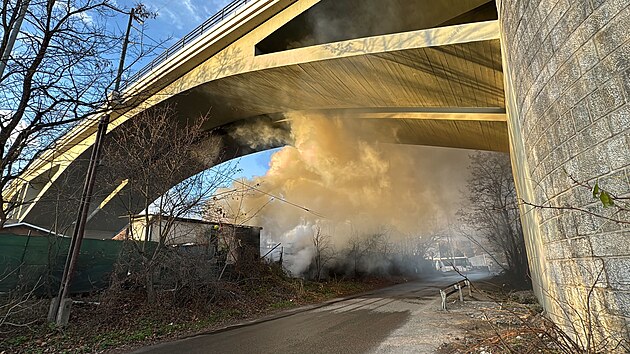 Pražští hasiči zasahovali u požáru provizorního přístřešku v ulici Vltavanů. (22. prosince 2024)