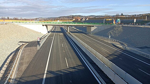 Po mnoha letech čekání Ředitelství silnic a dálnic (ŘSD) otevírá obchvat kolem Českých Budějovic a k tomu ještě další dva úseky dálnice D3 směrem dál na jih. (21. prosince 2024)