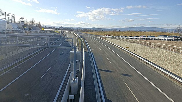 Po mnoha letech čekání Ředitelství silnic a dálnic (ŘSD) otevírá obchvat kolem Českých Budějovic a k tomu ještě další dva úseky dálnice D3 směrem dál na jih. (21. prosince 2024)