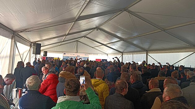 Po mnoha letech čekání Ředitelství silnic a dálnic (ŘSD) otevírá obchvat kolem Českých Budějovic a k tomu ještě další dva úseky dálnice D3 směrem dál na jih. (21. prosince 2024)