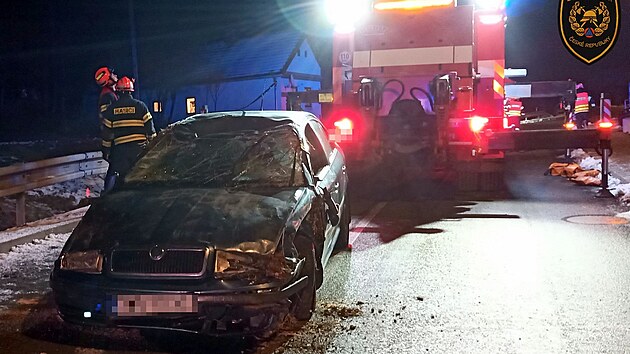 V Nedašově Lhotě skončilo auto na střeše v potoce, zraněným pomohli svědci nehody. (27. prosince 2024)