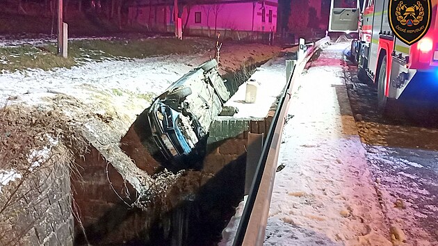 V Nedašově Lhotě skončilo auto na střeše v potoce, zraněným pomohli svědci nehody. (27. prosince 2024)